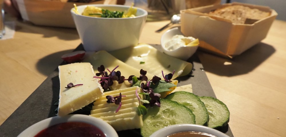 Ausgewogene Ernährung - Tisch mit guten Speisen