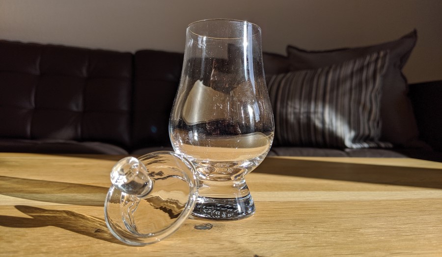 Whiskyglas mit Deckel