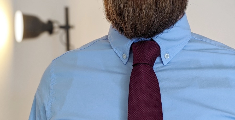 Button-Down-Kragen mit Krawatte