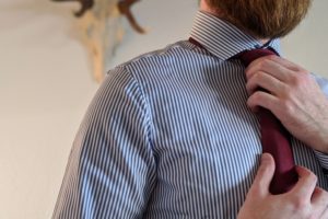 Hemdkragen mit Krawatte
