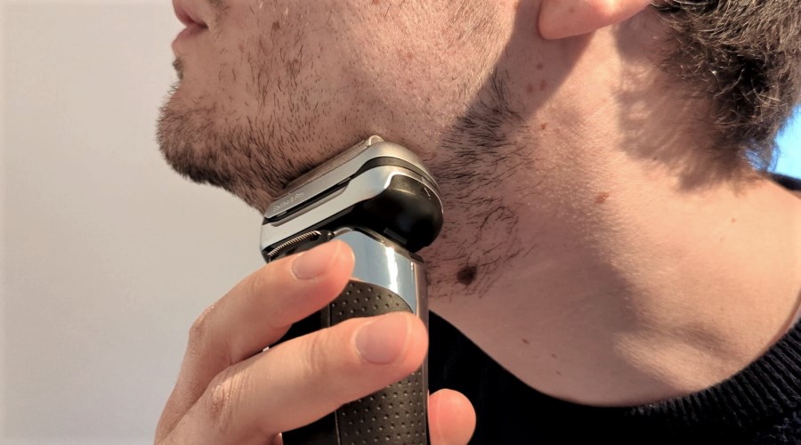 Braun Series 9 im Trockenrasur-Test - der Rasierer gleitet schön über die Haut und rasiert die Barthaare sehr nah an der Haut ab