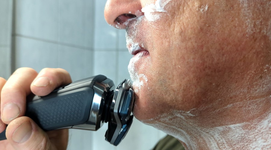 Philips Series 7000 Rasierer im Nassrasur-Test mit Schaum - die Haare werden schön abrasiert