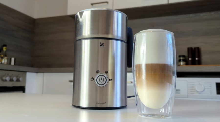 Der Lono Milk and Choc Milchaufschäumer im Test: Hier mit perfektem Latte Macchiato
