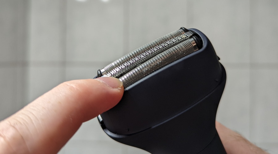 Panasonic MULTISHAPE Rasierer-Aufsatz bewglichkeit mit Finger